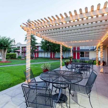 Ramada By Wyndham New Iberia Hotel Exterior photo