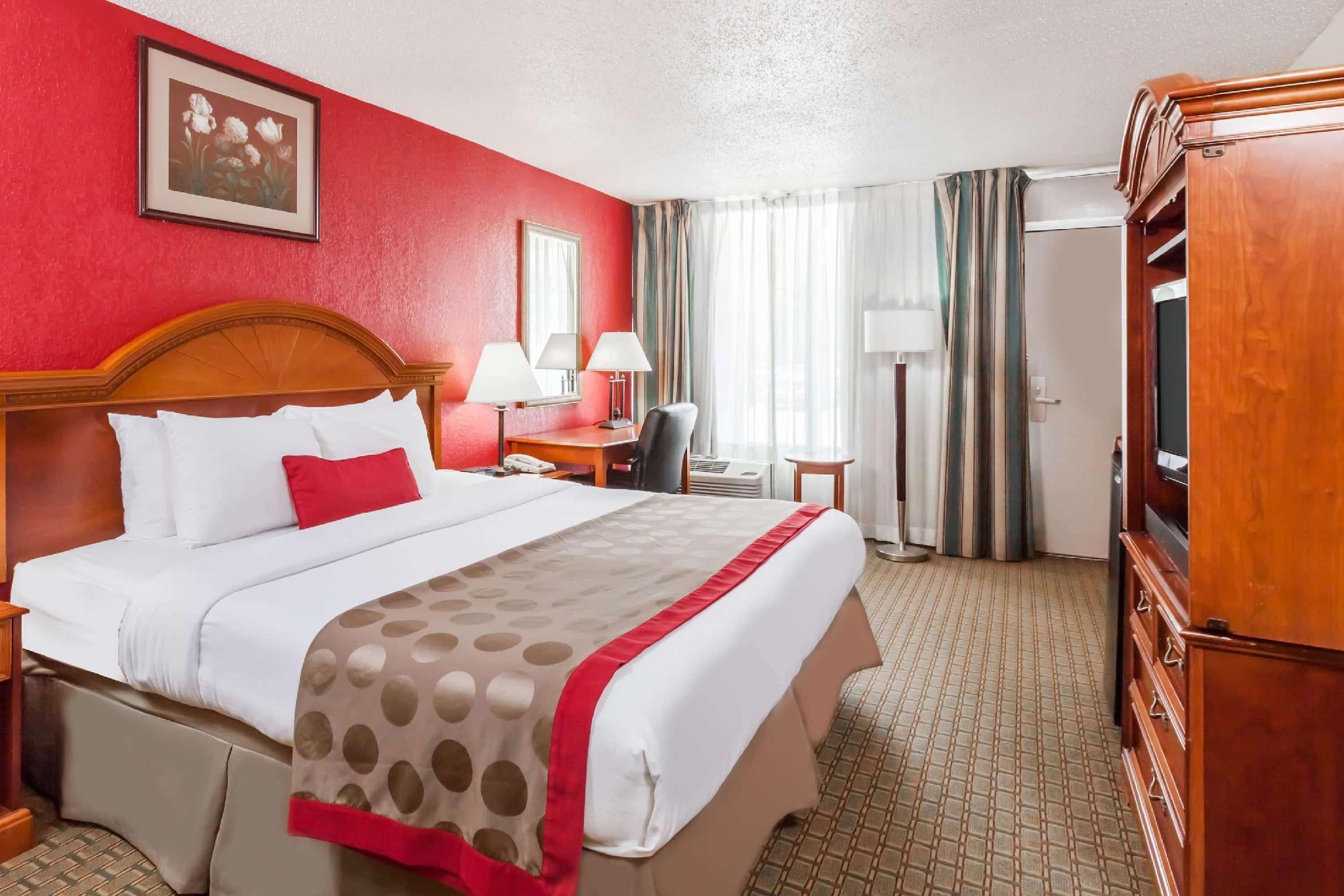 Ramada By Wyndham New Iberia Hotel Exterior photo