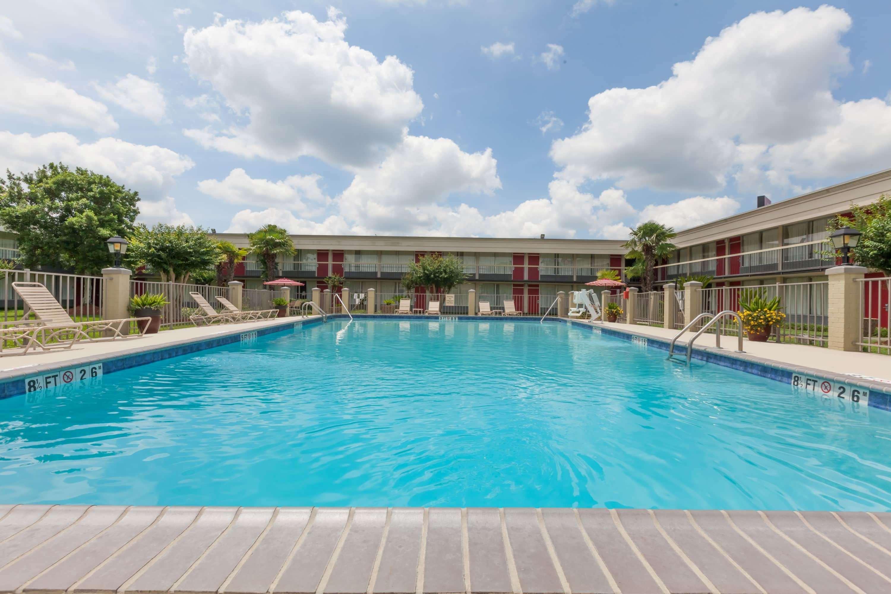Ramada By Wyndham New Iberia Hotel Exterior photo