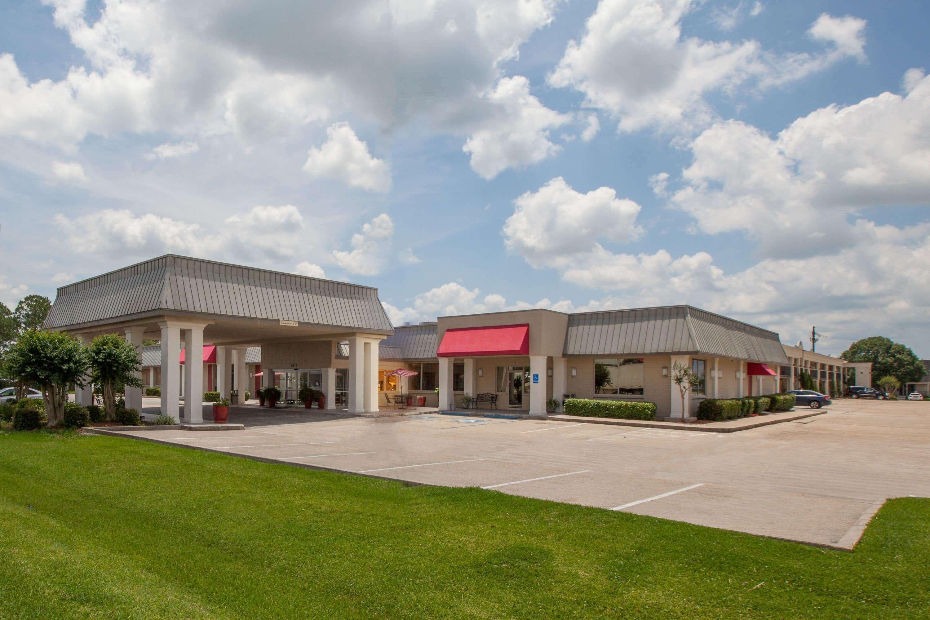 Ramada By Wyndham New Iberia Hotel Exterior photo