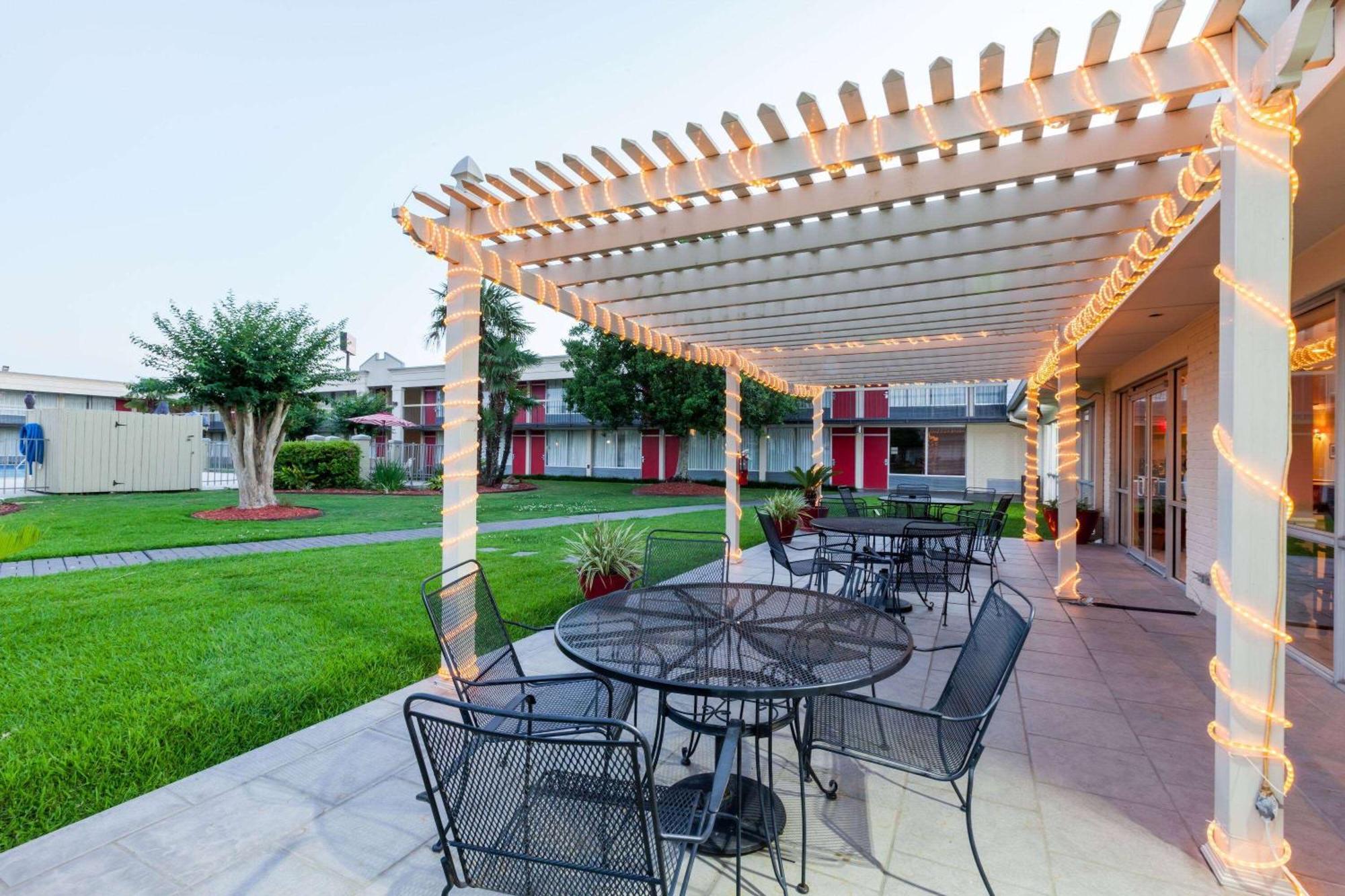 Ramada By Wyndham New Iberia Hotel Exterior photo