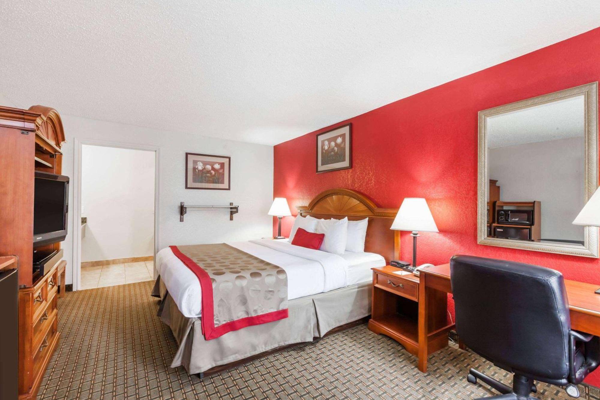 Ramada By Wyndham New Iberia Hotel Exterior photo