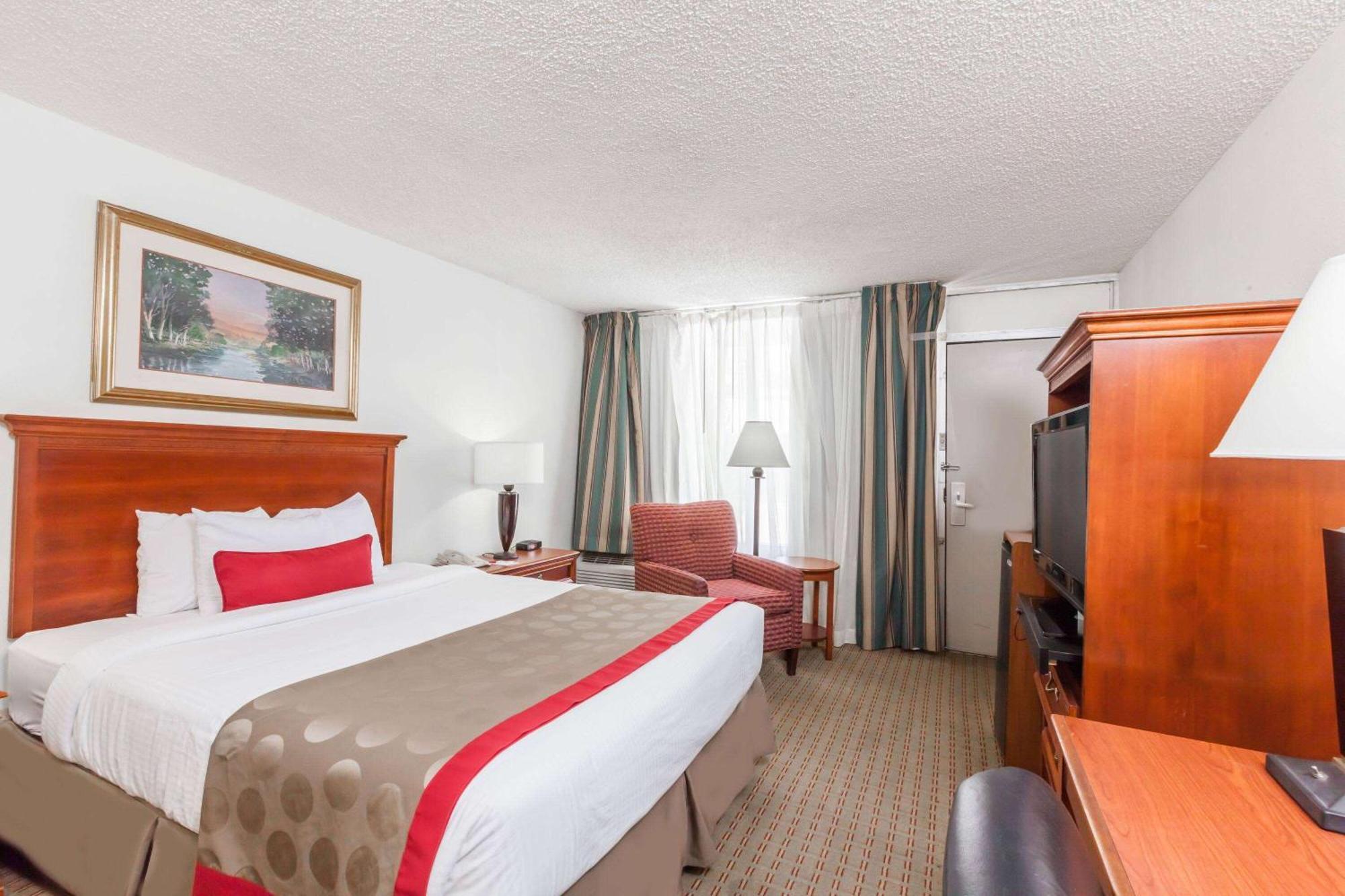 Ramada By Wyndham New Iberia Hotel Exterior photo