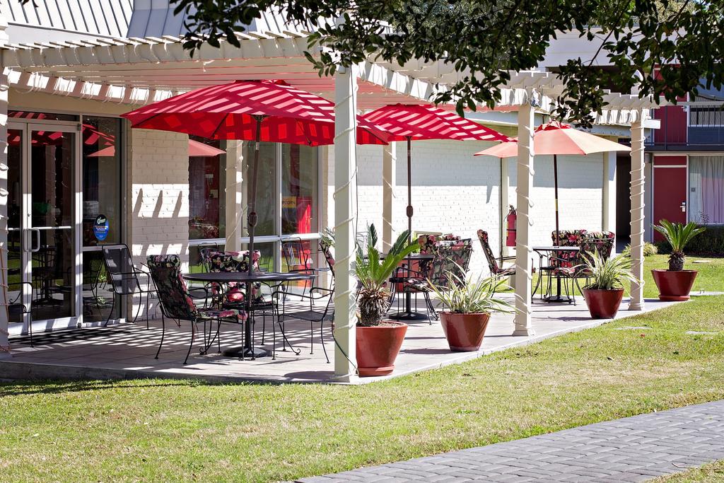 Ramada By Wyndham New Iberia Hotel Exterior photo