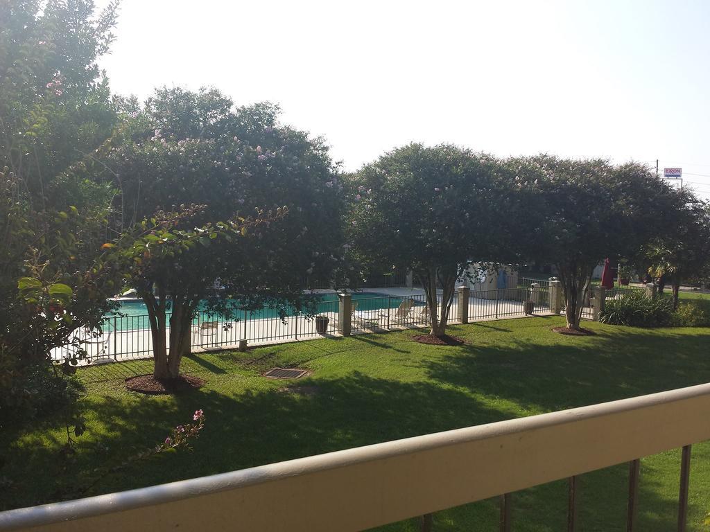 Ramada By Wyndham New Iberia Hotel Exterior photo